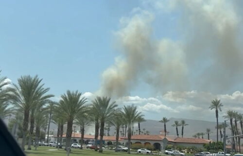 Incendio quema residencia en Indian Wells; bombero herido